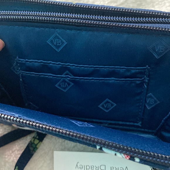 🆕❄️Vera Bradley RFID All-in-One Crossbody “Snow Globe Motifs” - Picture 5 of 10